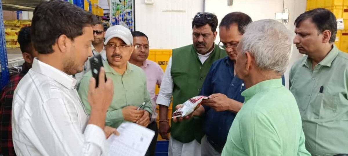 ब्लिंकिट के दो स्टोरों पर एफडीए की बड़ी कार्रवाई, एक्सपायरी ब्रेड और बिना तिथि वाले चिप्स बरामद