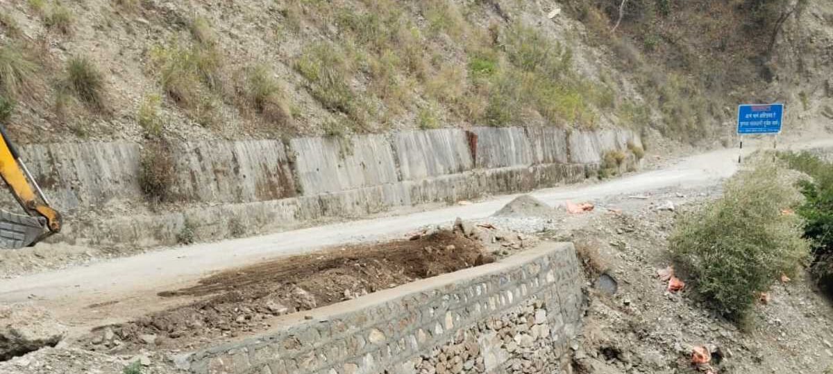 15 मई तक हरहाल में पूर्ण हो मसूरी-किमाड़ी मोटर मार्ग कार्यः डीएम