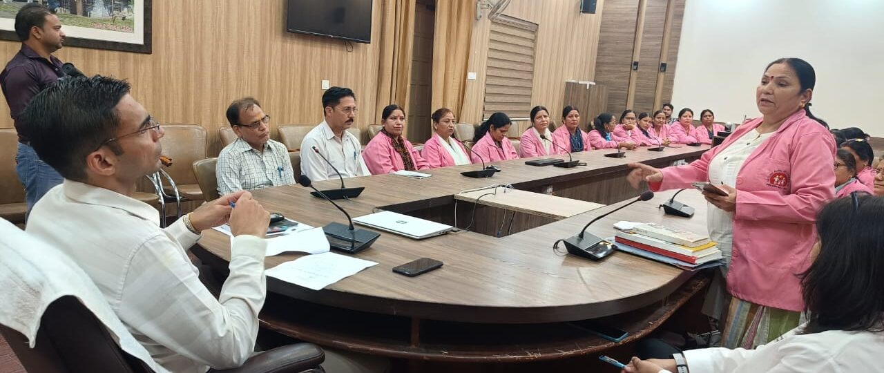 स्वास्थ्य के अग्रणी अमले संग डीएम ने किया धैर्ययुक्त संवादः आशाओं की जानी समस्या