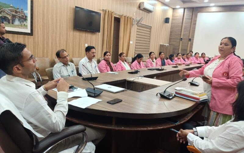 स्वास्थ्य के अग्रणी अमले संग डीएम ने किया धैर्ययुक्त संवादः आशाओं की जानी समस्या