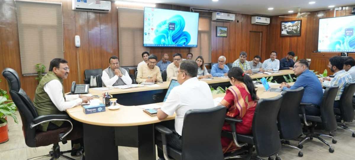 मुख्य सचिव आनन्द बर्द्धन ने बुधवार को सचिवालय में बीएसएनएल, एयरटेल एवं जियो नेटवर्क के राज्य स्तरीय अधिकारियों के साथ बैठक की