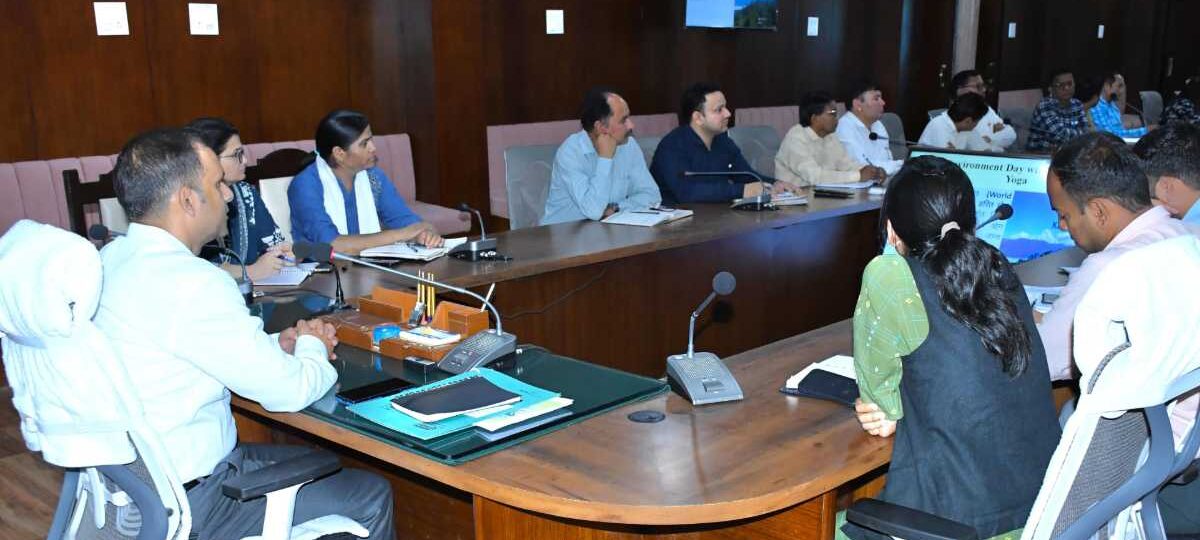 11वें अंतरराष्ट्रीय योग दिवस को लेकर तैयारियाँ तेज़ – जिलाधिकारी ने की बैठक, भव्य आयोजन की रूपरेखा तैयार