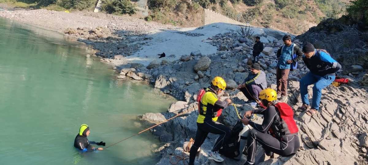 Rishikesh आने वाले पर्यटकों के हाथ लगेगी मायूसी, कई गंगा घाटों पर पुलिस ने लगाई रोक