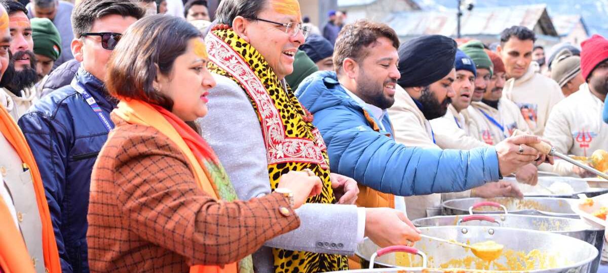 केदारनाथ में मुख्य सेवक भंडारा में मुख्यमंत्री ने श्रद्धालुओं को वितरित किया प्रसाद