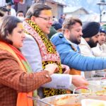 केदारनाथ में मुख्य सेवक भंडारा में मुख्यमंत्री ने श्रद्धालुओं को वितरित किया प्रसाद
