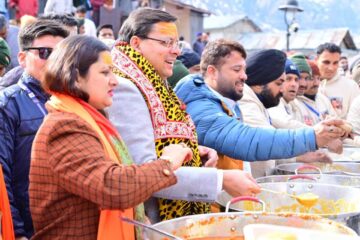 केदारनाथ में मुख्य सेवक भंडारा में मुख्यमंत्री ने श्रद्धालुओं को वितरित किया प्रसाद