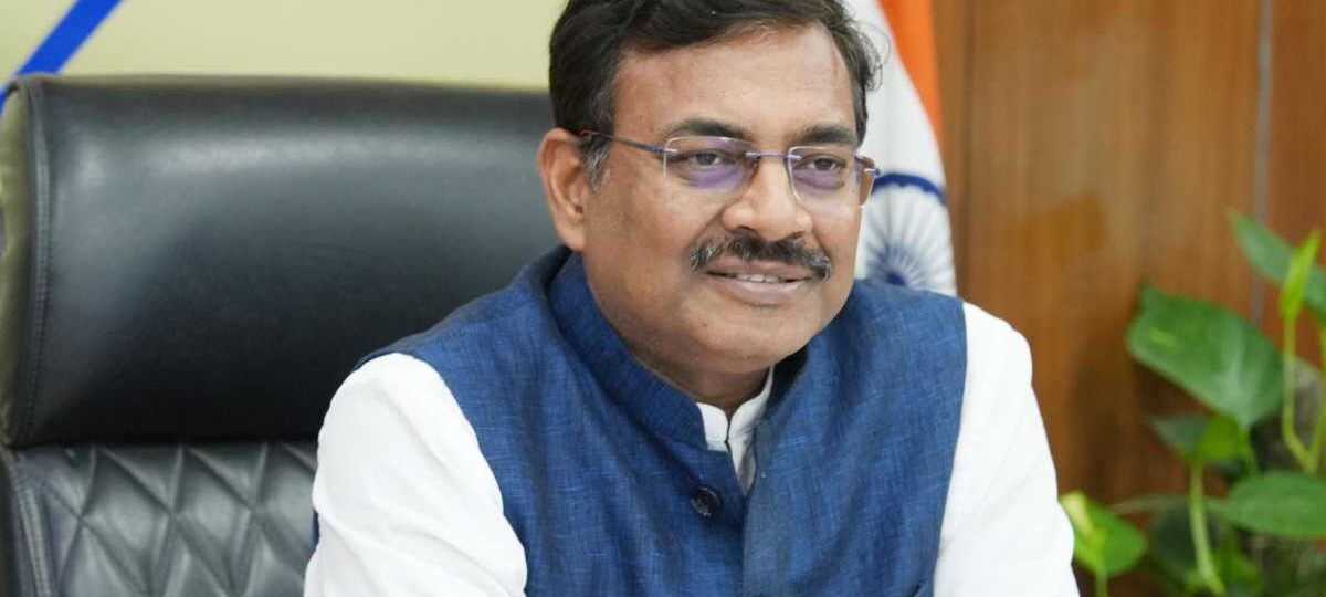 मुख्य सचिव आनंद बर्द्धन ने सिंचाई विभाग द्वारा जल संरक्षण हेतु बनाये जा रहे चेक डैम की समीक्षा की