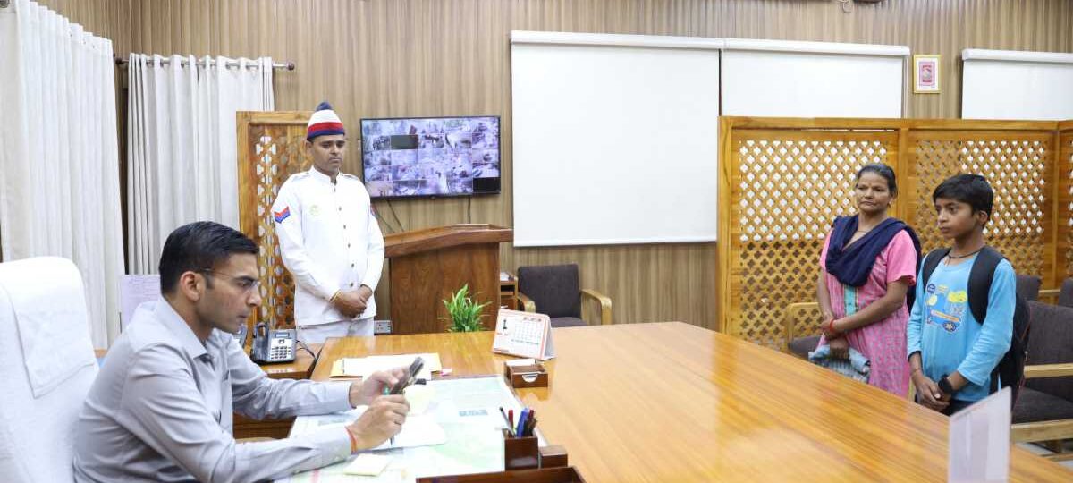 विधवा मॉ के बेटे कृष्णा को मिला स्कूल में दाखिला