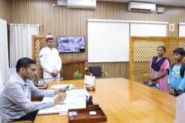 विधवा मॉ के बेटे कृष्णा को मिला स्कूल में दाखिला