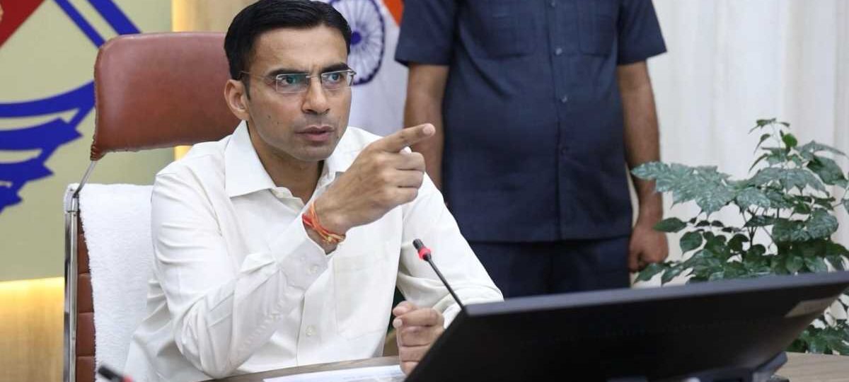 डीएम ने सैक्टरवार संगठित की टीम; टाइम बाउण्ड एक्शन की आदत डाले अधिकारी