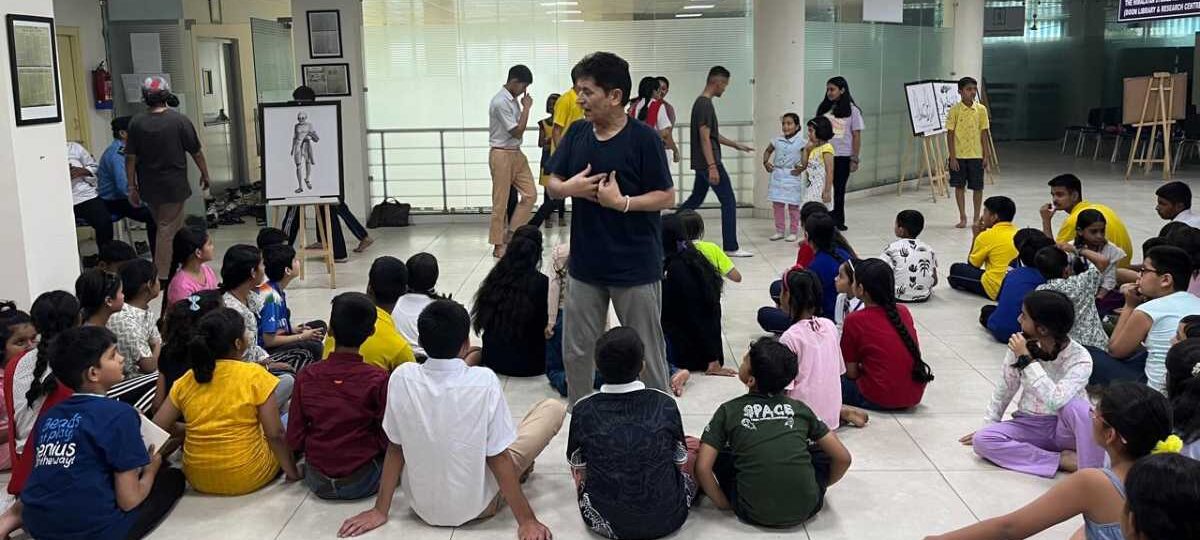 दून पुस्तकालय में  डॉ.सुवर्ण रावत ने बच्चों को सिखाये रंगमंच के गुर