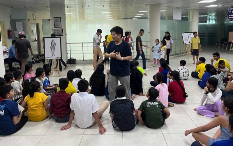 दून पुस्तकालय में  डॉ.सुवर्ण रावत ने बच्चों को सिखाये रंगमंच के गुर