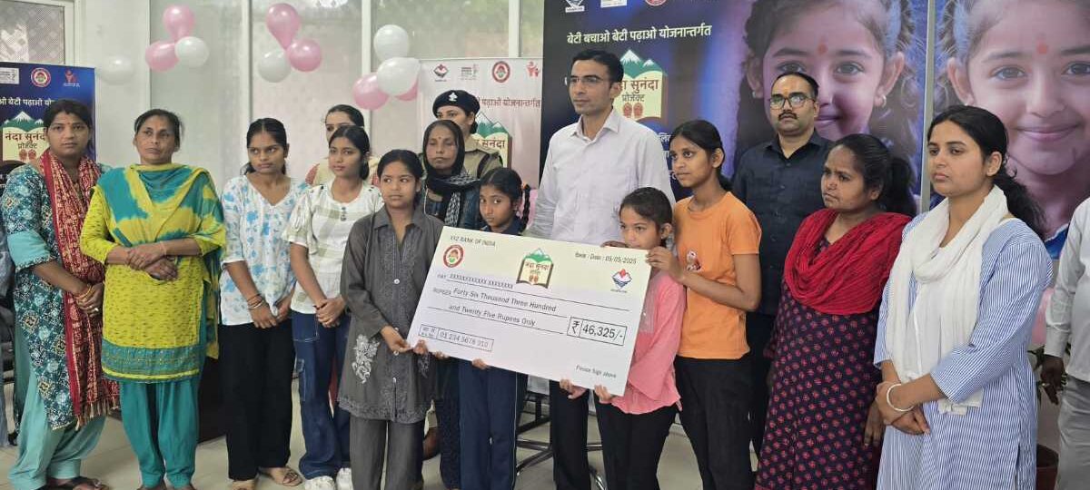 शिक्षा हैं दुनिया सबसे शक्तिशाली हथियार, शिक्षा के लिए अपनी स्पार्क को जिंदा रखें बेटियाँः डीएम