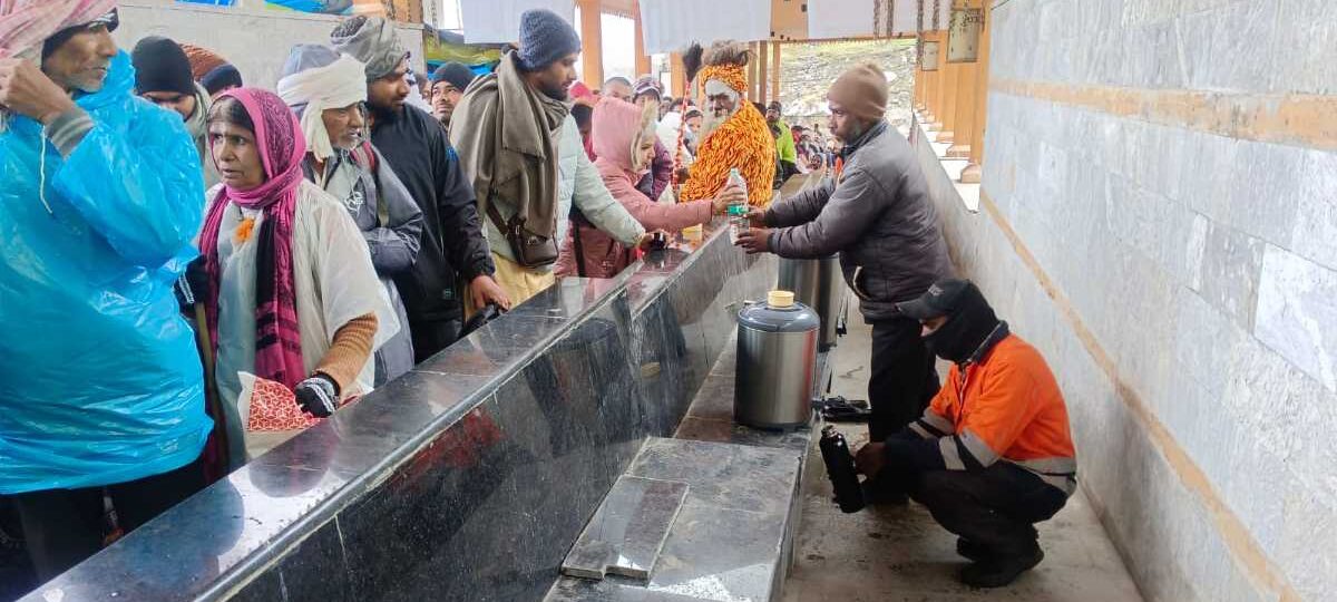 केदारनाथ धाम में तीर्थ यात्रियों को मिल रही राहत, आस्था पथ पर सुलभ कर्मियों की विशेष सेवा