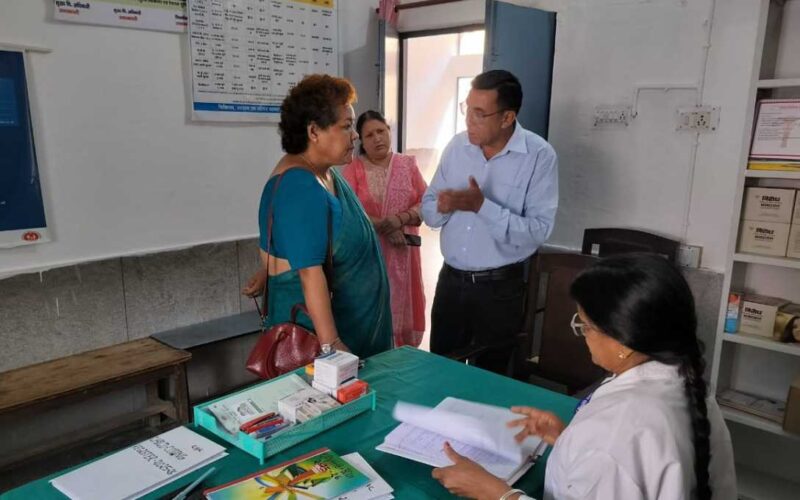 निदेशक, गढ़वाल मण्डल डॉ0 शिखा जंगपांगी ने सामुदायिक स्वास्थ्य केन्द्र मोरी का निरीक्षण किया