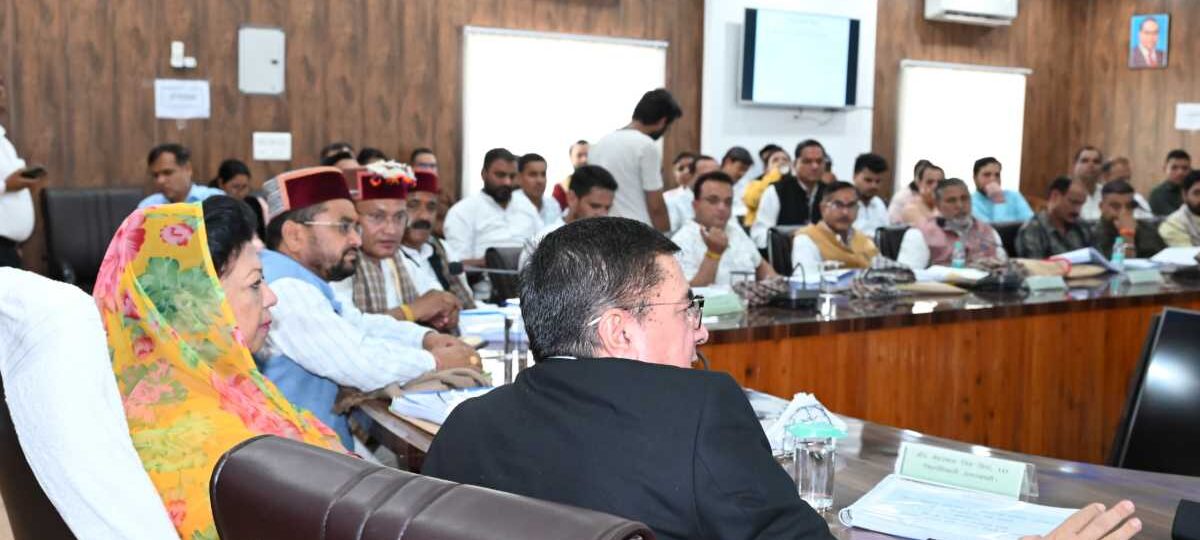 सांसद टिहरी गढ़वाल श्रीमती माला राज्य लक्ष्मी शाह की अध्यक्षता में महत्वपूर्ण बैठक सम्पन्न