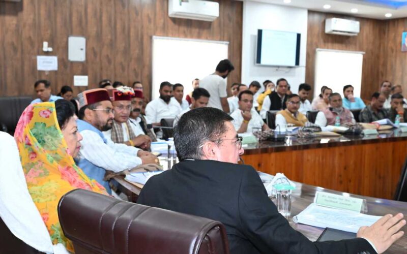 सांसद टिहरी गढ़वाल श्रीमती माला राज्य लक्ष्मी शाह की अध्यक्षता में महत्वपूर्ण बैठक सम्पन्न