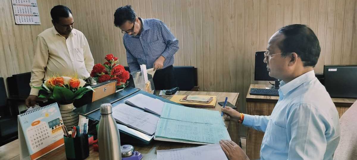 अपर जिलाधिकारी पीएल शाह ने किया शिक्षा विभाग कार्यालय उत्तरकाशी का औचक निरीक्षण