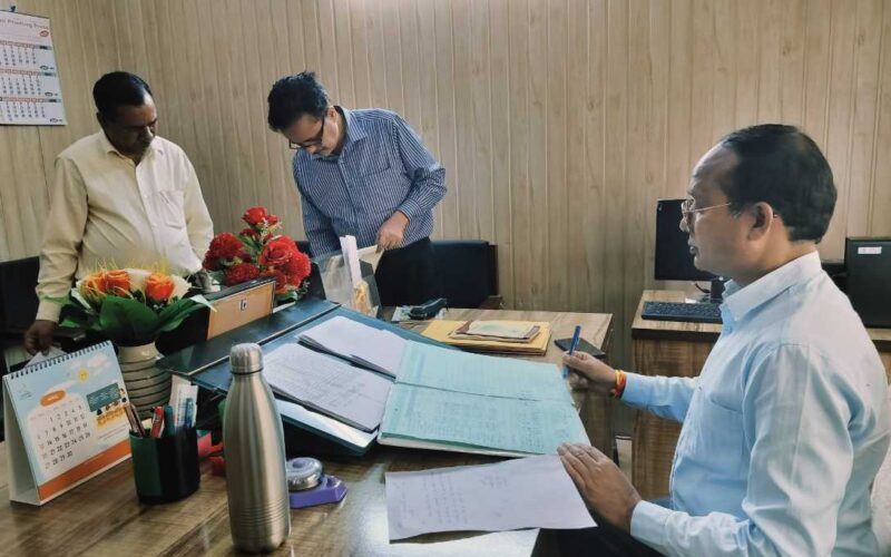 अपर जिलाधिकारी पीएल शाह ने किया शिक्षा विभाग कार्यालय उत्तरकाशी का औचक निरीक्षण