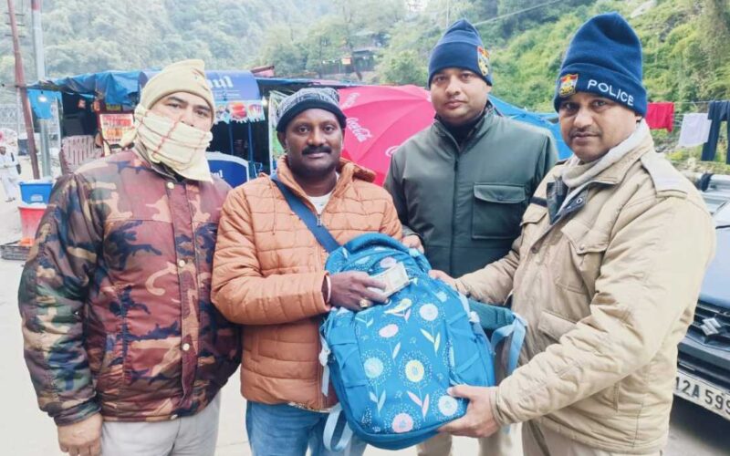 केदारनाथ धाम यात्रा पर आये श्रद्धालु का खोया हुआ बैग जिसमें ₹40 हजार रखे थे, को सकुशल बरामद कर किया गया वापस