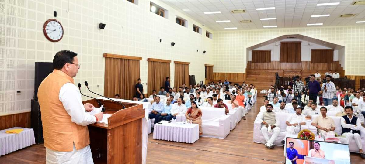 सीएम धामी ने नगर निगम महापौर एवं नगर पालिका अध्यक्षों से संवाद किया