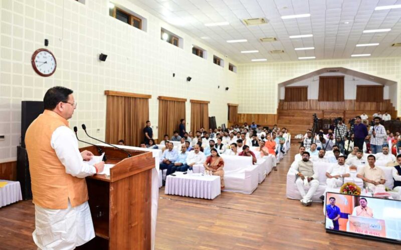 सीएम धामी ने नगर निगम महापौर एवं नगर पालिका अध्यक्षों से संवाद किया