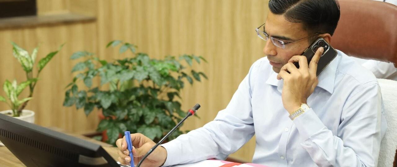 राशन कार्ड के लिए दर दर भटक रही विधवा महिला की डीएम ने सुनी फरियाद