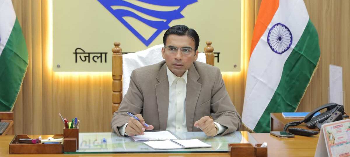 ऑन द स्पॉट की दिव्यांग महिला की पेंशन स्वीकृत, निःशुल्क उपलब्ध कराई व्हीलचेयर