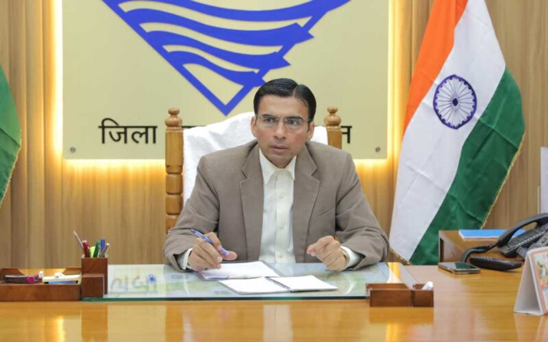 ऑन द स्पॉट की दिव्यांग महिला की पेंशन स्वीकृत, निःशुल्क उपलब्ध कराई व्हीलचेयर