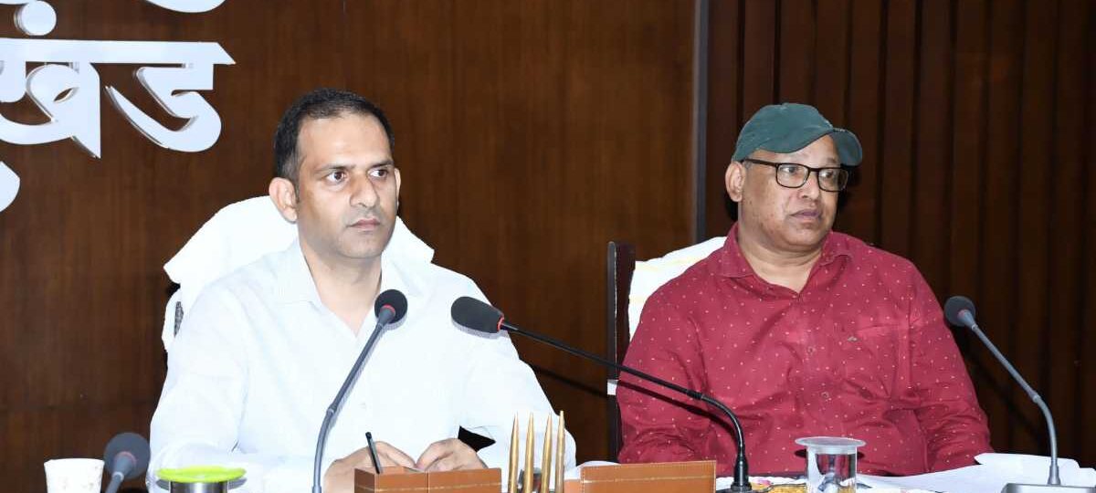 जिलाधिकारी आशीष भटगांई ने मुख्यमंत्री द्वारा की गई घोषणाओं की समीक्षा बैठक की