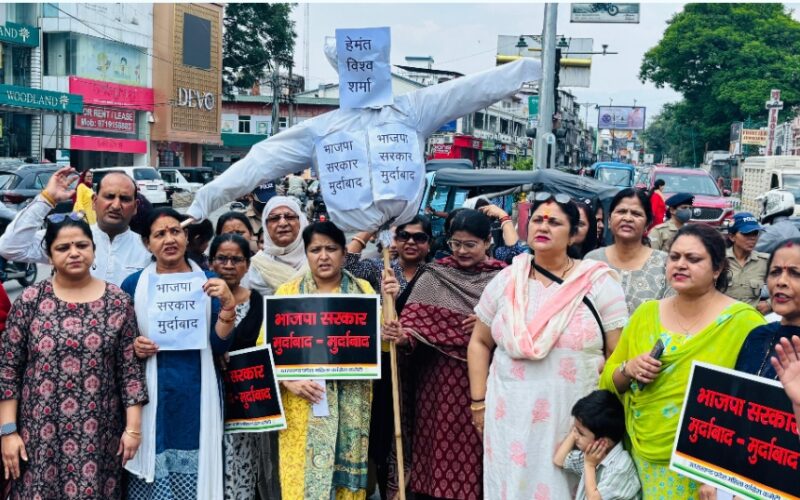 महिलाओं के खिलाफ अपमान जनक टिप्पणी पर महिला कांग्रेस ने फूका असम के मुख्यमंत्री का पुतला