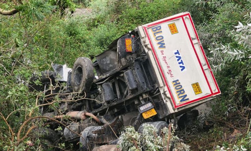 सड़क की दीवार बैठने के कारण 50 मीटर खाई में जा गिरा ट्रक