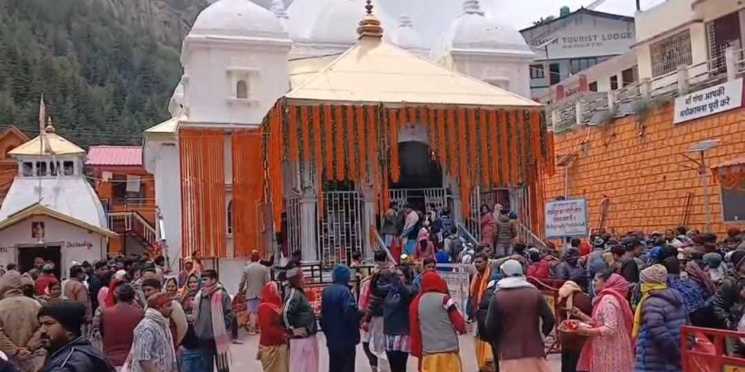 गंगोत्री धाम में तीर्थयात्रियों की संख्या में निरंतर वृद्धि, श्रद्धालुओं ने गंगा घाटों पर आस्था की डुबकी लगाईं