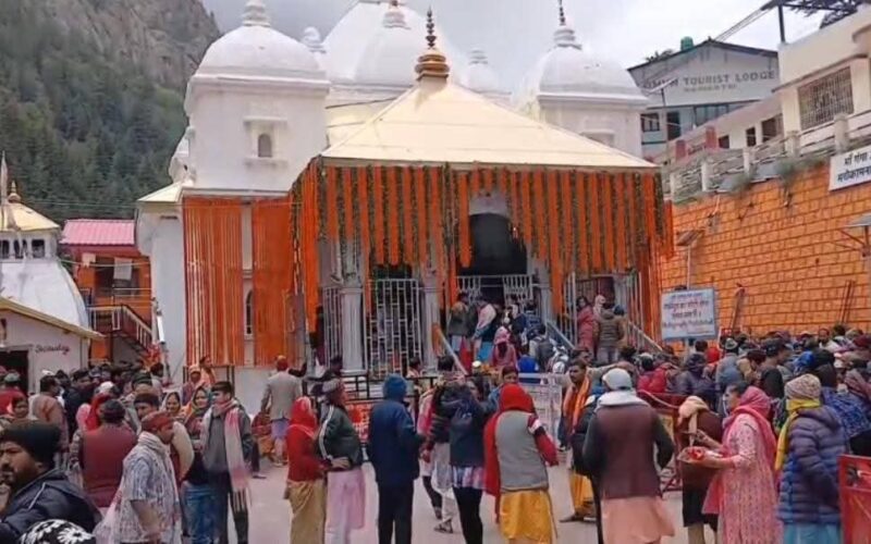 गंगोत्री धाम में तीर्थयात्रियों की संख्या में निरंतर वृद्धि, श्रद्धालुओं ने गंगा घाटों पर आस्था की डुबकी लगाईं