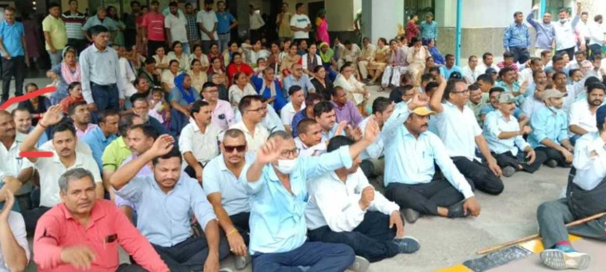 तीन माह से वेतन न मिलने से गुस्साए उपनल कर्मियों का दो घंटे का कार्य बहिष्कार आज मंगलवार को भी जारी रहा