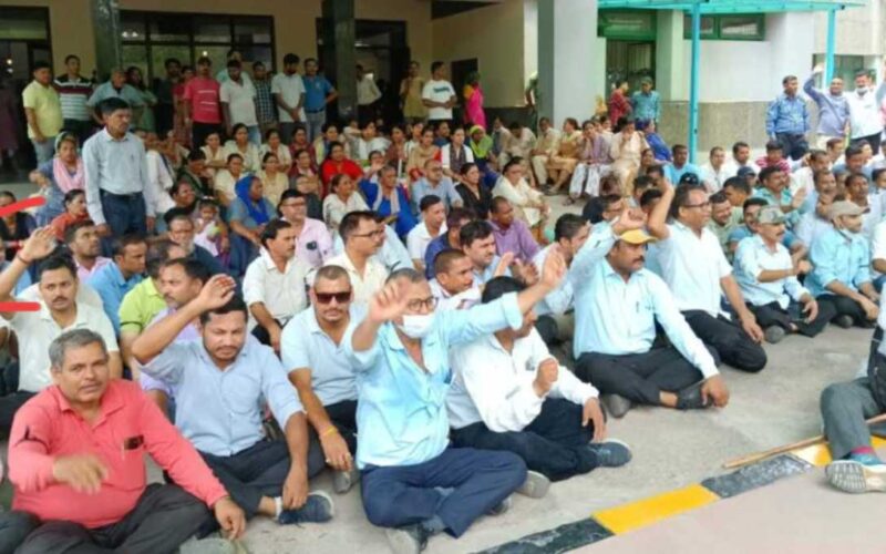 तीन माह से वेतन न मिलने से गुस्साए उपनल कर्मियों का दो घंटे का कार्य बहिष्कार आज मंगलवार को भी जारी रहा