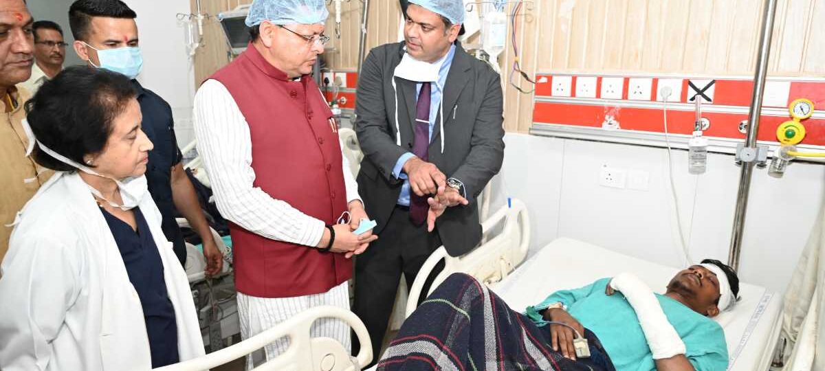 सीएम धामी पहुंचे एम्स ऋषिकेश, रुद्रप्रयाग बस दुर्घटना में घायल यात्रियों का हाल-चाल जाना