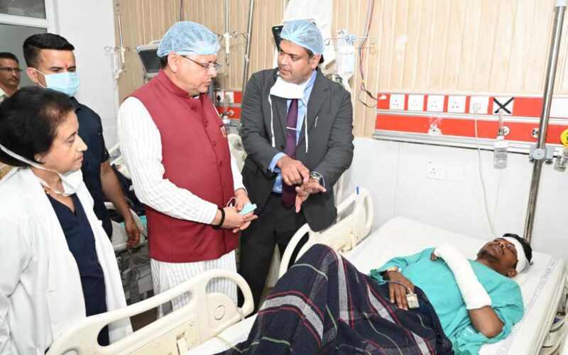 सीएम धामी पहुंचे एम्स ऋषिकेश, रुद्रप्रयाग बस दुर्घटना में घायल यात्रियों का हाल-चाल जाना
