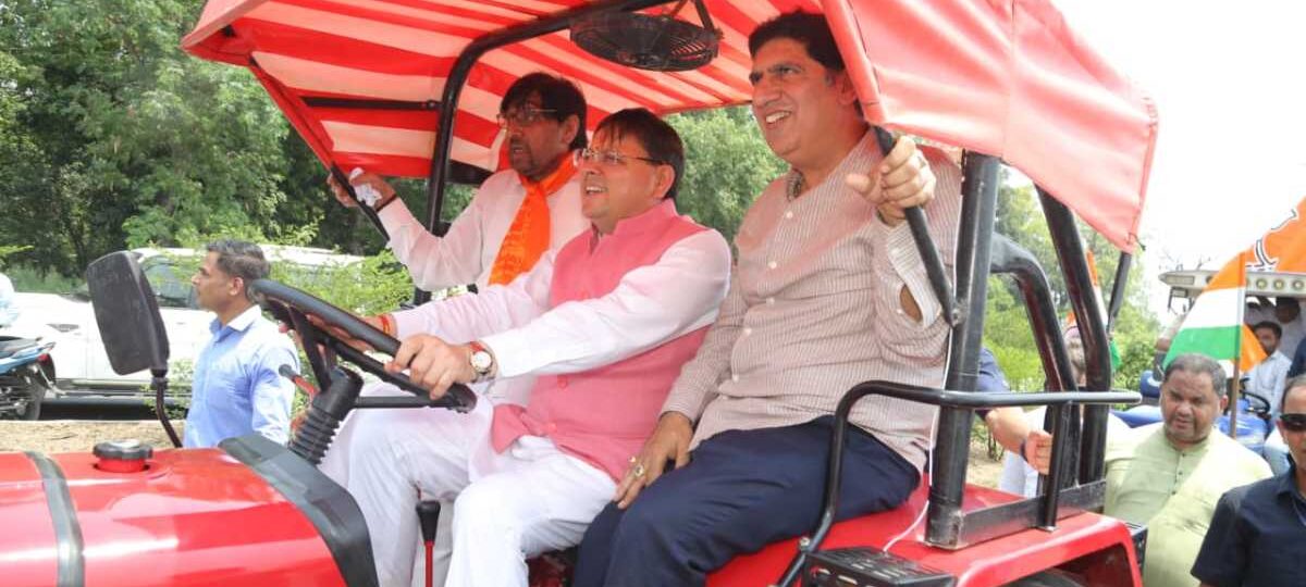 ट्रैक्टर की स्टेयरिंग पर सीएम धामी: जनता से जुड़कर ही होता है सच्चा नेतृत्व