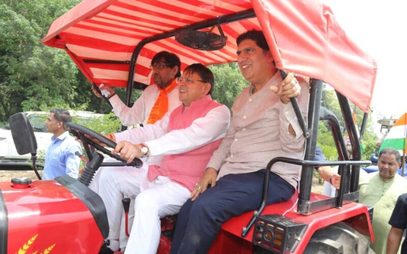 ट्रैक्टर की स्टेयरिंग पर सीएम धामी: जनता से जुड़कर ही होता है सच्चा नेतृत्व