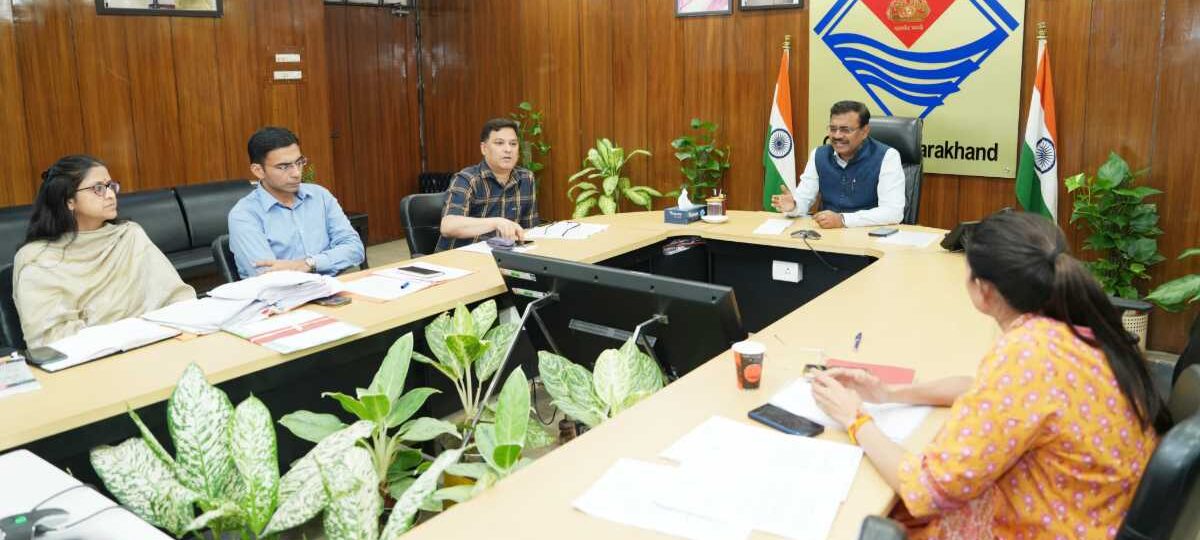 मुख्य सचिव आनंद बर्धन की अध्यक्षता में उत्तराखंड नागरिक उड्डयन (सिविल एविएशन) की समीक्षा बैठक की गई