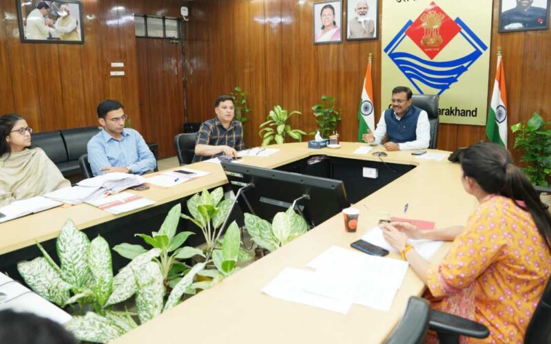 मुख्य सचिव आनंद बर्धन की अध्यक्षता में उत्तराखंड नागरिक उड्डयन (सिविल एविएशन) की समीक्षा बैठक की गई
