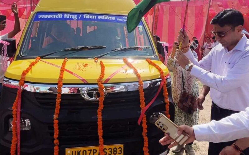 बेहतर शिक्षा के लिए जिला प्रशासन की पहलः सरस्वती शिशु विद्या मंदिर भोगपुर को नवीन स्कूल बस का तोहफा