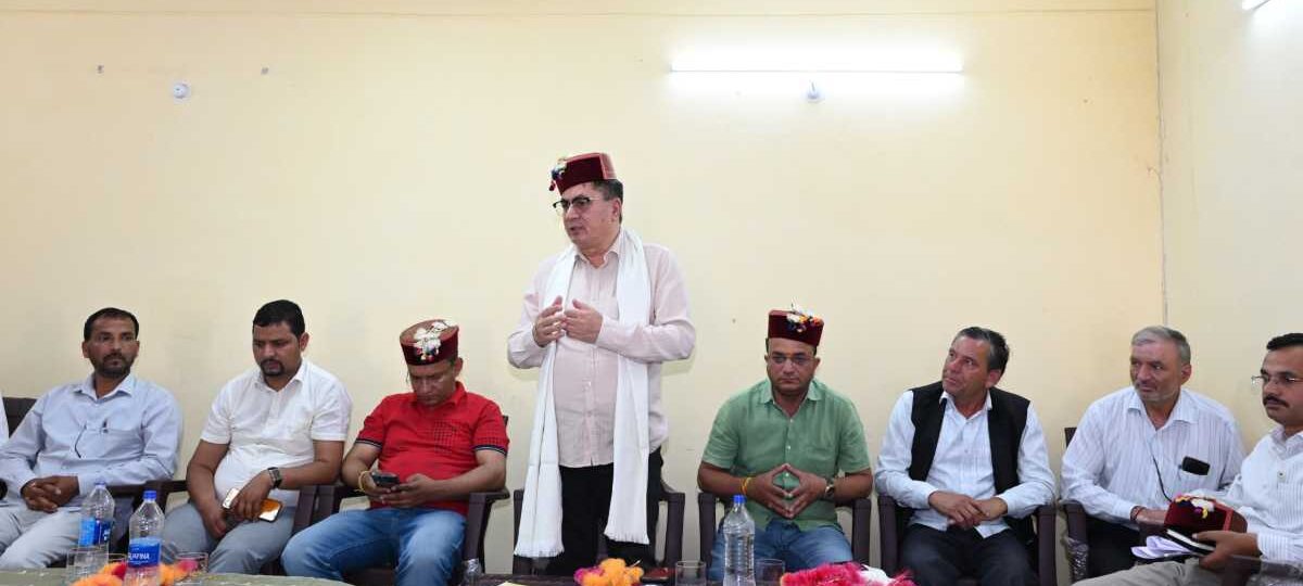 उत्तरकाशी:  डीएम डॉ.मेहरबान सिंह बिष्ट ने किया सुदूरवर्ती ब्लाक मोरी का दौरा