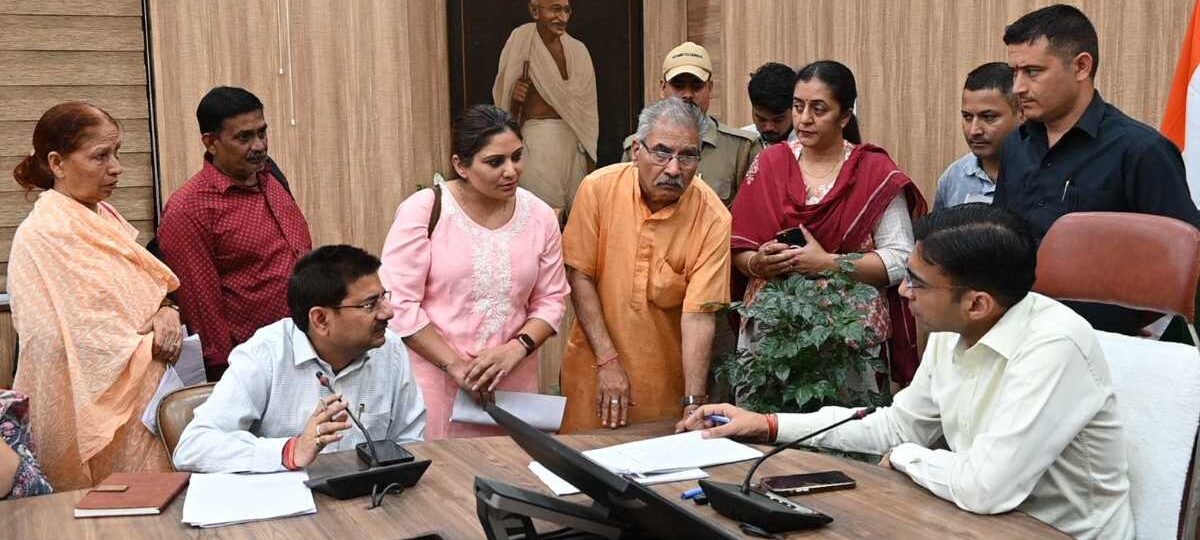 डीएम के जन दर्शन पर बढता जन का विश्वास; समाधान, रोजगार, प्रवर्तन