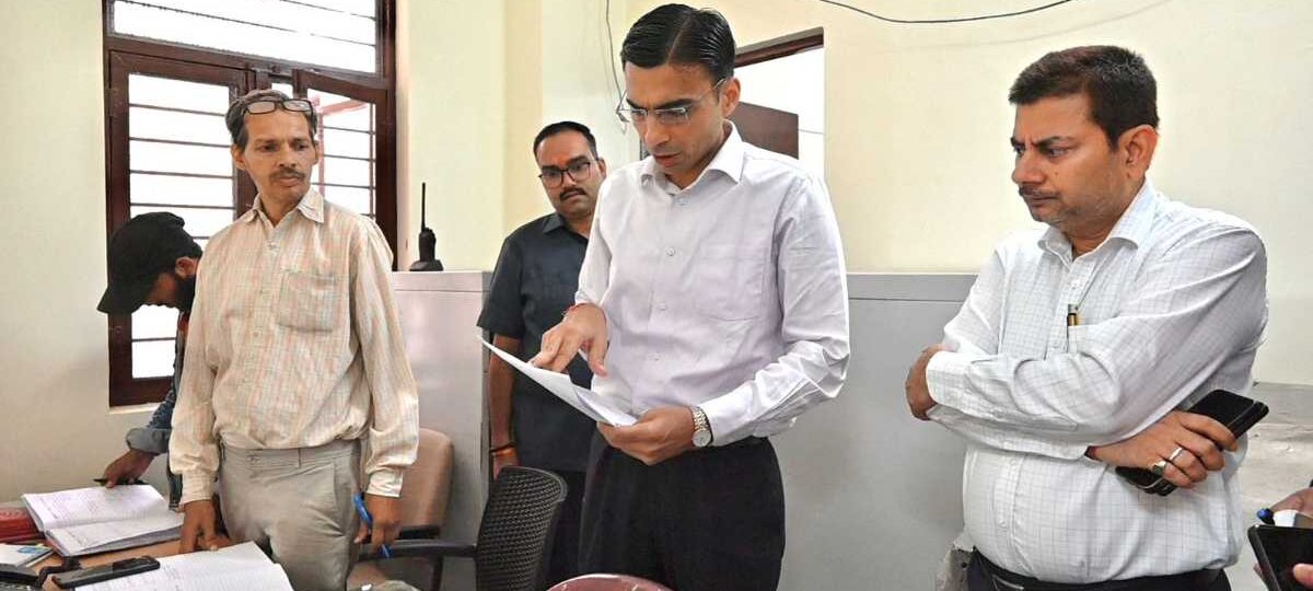 डीएम ने जांची अपने एकीकृत आपदा कन्ट्रोलरूम की नब्जः आला अधिकारियों को प्रोएक्टिव रोल में रहने के दिए निर्देश