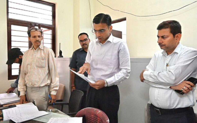 डीएम ने जांची अपने एकीकृत आपदा कन्ट्रोलरूम की नब्जः आला अधिकारियों को प्रोएक्टिव रोल में रहने के दिए निर्देश