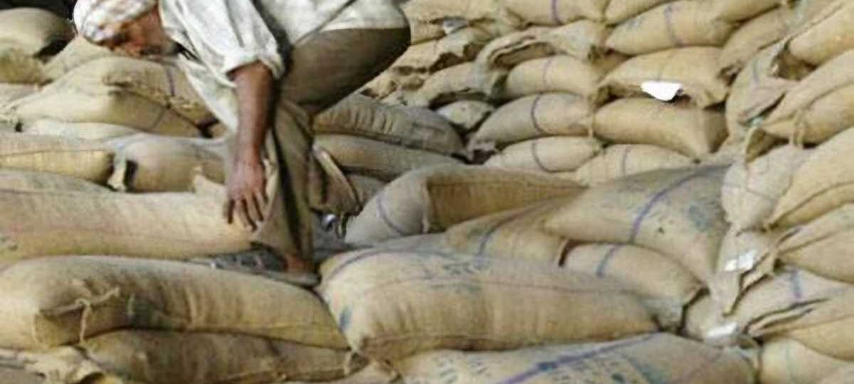 हजारों लोग भीड़ में लगकर राशन लेने को थे मजबूर; डीएम लिया संज्ञान