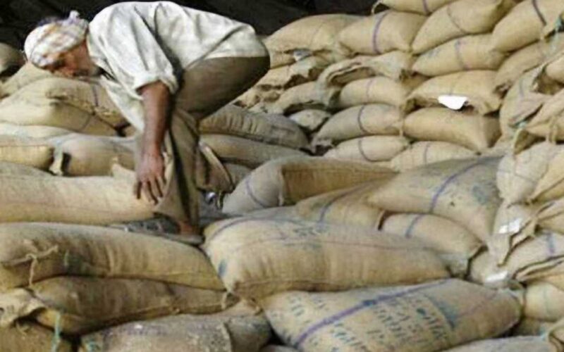 हजारों लोग भीड़ में लगकर राशन लेने को थे मजबूर; डीएम लिया संज्ञान