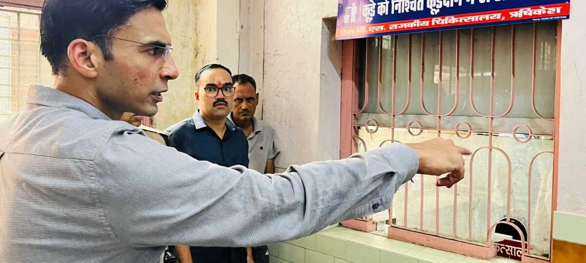 चिकित्सालय में संचालित चन्दन लैब में अव्यवस्थाओं पर भड़क़े डीएम; सीएमएस को 15 दिन में व्यवस्था सुधारने के सख्त निर्देश